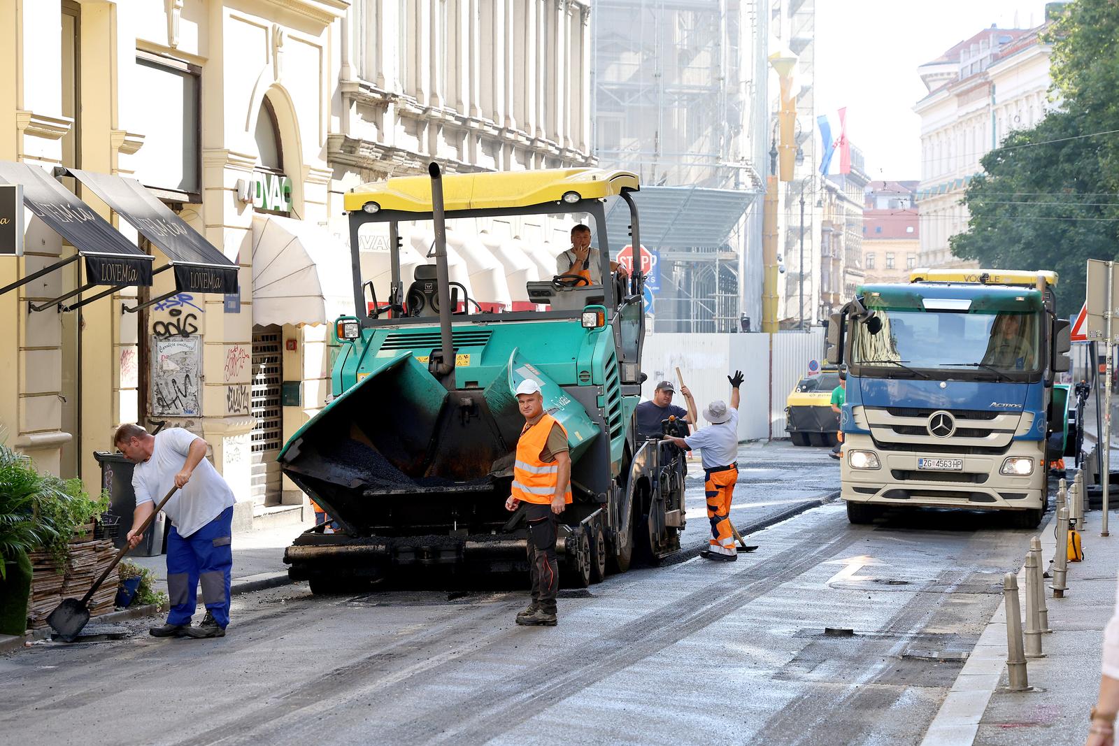 02.09.2025., Zagreb - Ljetni radovi u Teslinoj, koji su poceli zamjenom plinovodne mreze, polako se privode kraju pa je tako pocelo asfaltiranje kolnika. Photo: Patrik Macek/PIXSELL