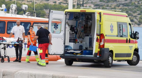 03.08.2025., Sibenik - Svakodnevne koridinirane akcije hitne medicinske pomoci i kapetnija za pomoc otocanima cesta su slika na nasoj obali. Photo: Hrvoje Jelavic/PIXSELL