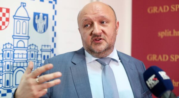 03.09.2025., Split - Tomislav Debeljak odrzao konferenciju za medije uoci odlaska iz zgrade gradskog poglavarstva u kojemu je u tijeku sjednica Gradskog vijeca. Photo: Ivo Cagalj/PIXSELL