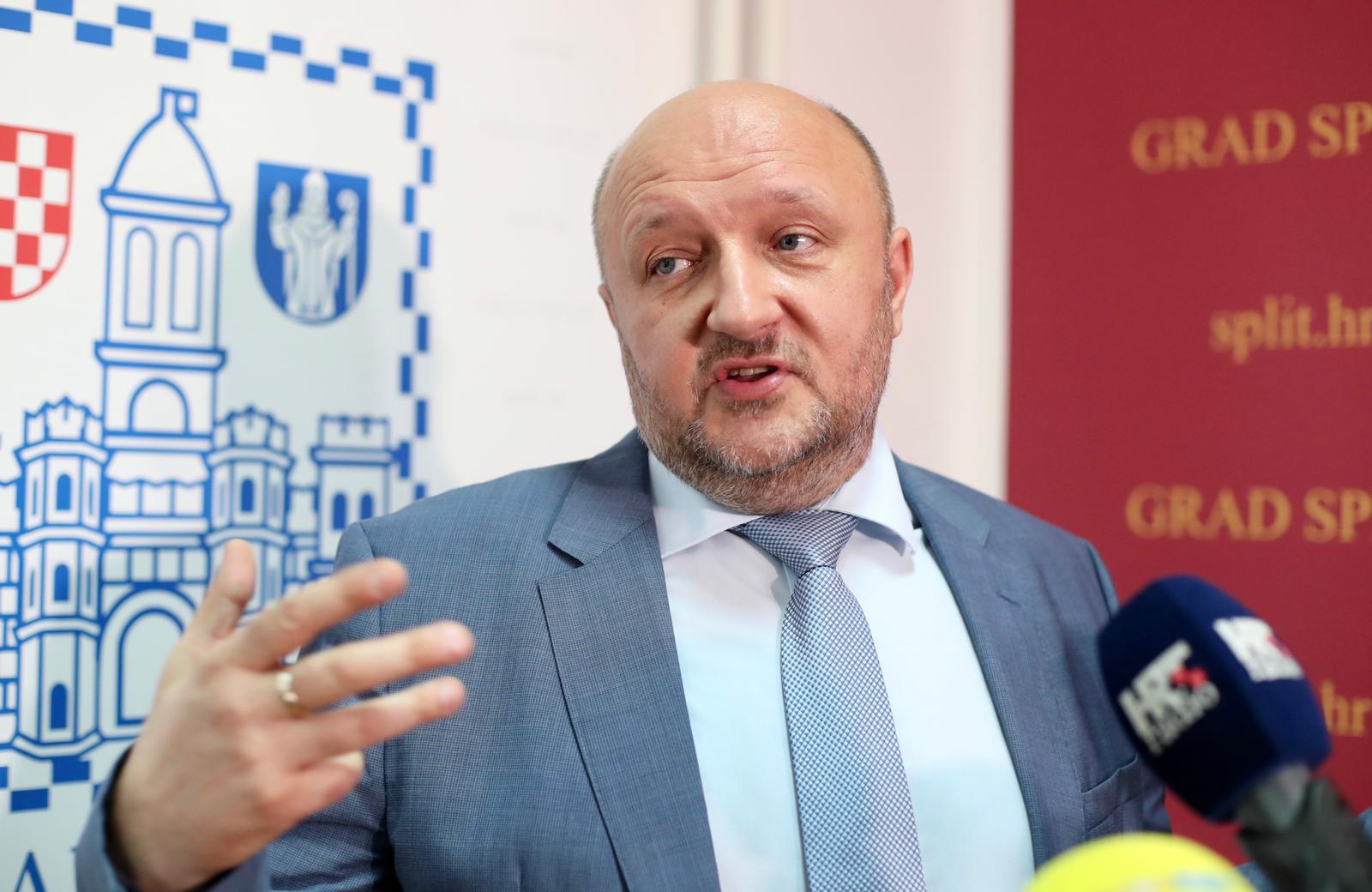 03.09.2025., Split - Tomislav Debeljak odrzao konferenciju za medije uoci odlaska iz zgrade gradskog poglavarstva u kojemu je u tijeku sjednica Gradskog vijeca. Photo: Ivo Cagalj/PIXSELL