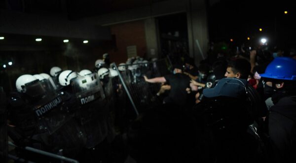 05, September, 2025, Novi Sad - Clash between citizens and police in front of the Faculty of Philosophy in Novi Sad. Photo: Milan Maricic/ATAImages

05, septembar 2025, Novi Sad - Sukob gradjana i policije ispred Filozofskog fakulteta u Novom Sadu. Photo: Milan Maricic/ATAImages Photo: Milan Maricic/ATAImages/PIXSELL