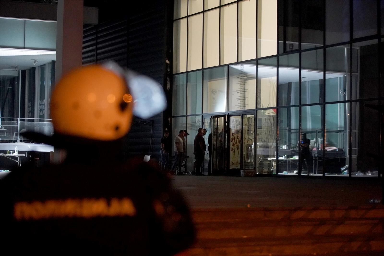 06, September, 2025, Novi Sad - The police raided the building of the Rectorate of the University of Novi Sad when Rector Dejan Madic arrived. Photo: Antonio Ahel/ATAImages

06, septembar 2025, Novi Sad - Policija upala u zgradu Rektorata Novosadskog univerziteta kada je stigao rektor Dejan Madic. Photo: Antonio Ahel/ATAImages Photo: Antonio Ahel/ATAImages/PIXSELL