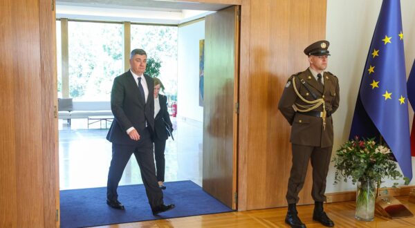07.04.2025., Ured predsjednika, Zagreb - Predsjednik Republike Zoran Milanovic primio je clanove folklornog ansambla hrvatske manjine u Gradiscu, Kolo-Slavuj. Tom prigodom, Predsjednik Republike dodijelio je Povelju Republike Hrvatske, za osobiti doprinos ocuvanju hrvatske kulturne bastine te iznimne zasluge na podrucju promicanja gradiscanskohrvatske kulture, u vise od 50 godina djelovanja, Hrvatskom folklornom ansamblu Gradisca, Kolo-Slavuj. Photo: Goran Stanzl/PIXSELL