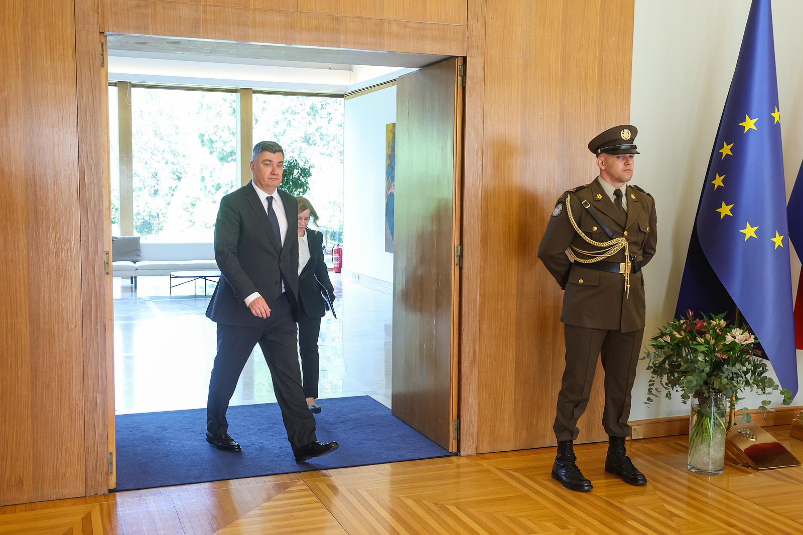 07.04.2025., Ured predsjednika, Zagreb - Predsjednik Republike Zoran Milanovic primio je clanove folklornog ansambla hrvatske manjine u Gradiscu, Kolo-Slavuj. Tom prigodom, Predsjednik Republike dodijelio je Povelju Republike Hrvatske, za osobiti doprinos ocuvanju hrvatske kulturne bastine te iznimne zasluge na podrucju promicanja gradiscanskohrvatske kulture, u vise od 50 godina djelovanja, Hrvatskom folklornom ansamblu Gradisca, Kolo-Slavuj. Photo: Goran Stanzl/PIXSELL