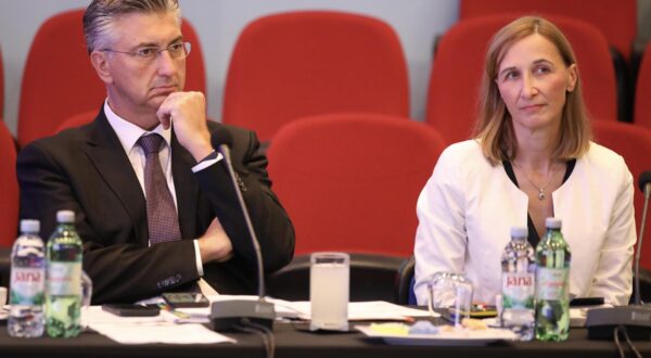 08.09.2025., Korcula - Andrej Plenkovic i suradnici uručili ugovore iz resora regionalnoga razvoja i fondova Europske unije te zaštite okoliša i zelene tranzicije  Photo: Grgo Jelavic/PIXSELL