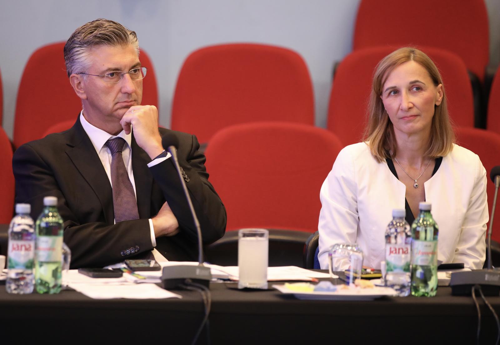 08.09.2025., Korcula - Andrej Plenkovic i suradnici uručili ugovore iz resora regionalnoga razvoja i fondova Europske unije te zaštite okoliša i zelene tranzicije  Photo: Grgo Jelavic/PIXSELL