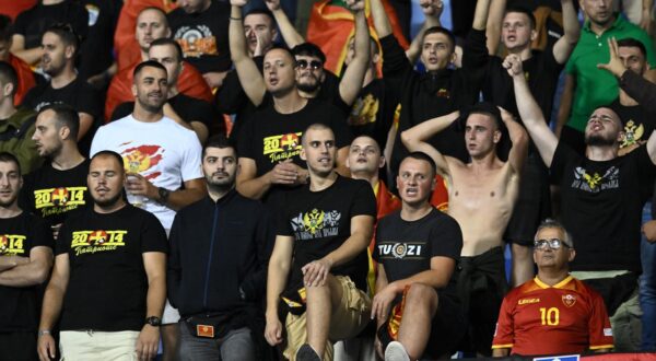 Crnogorci su zbog transparenta zaradili pljesak cijelog Maksimira.  Photo: Marko Lukunic/PIXSELL