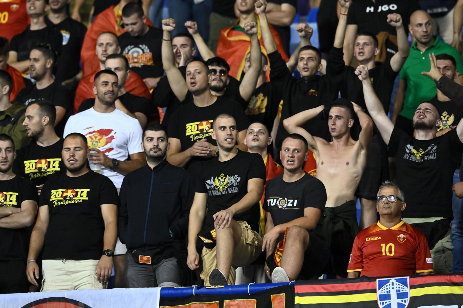 Crnogorci su zbog transparenta zaradili pljesak cijelog Maksimira.  Photo: Marko Lukunic/PIXSELL