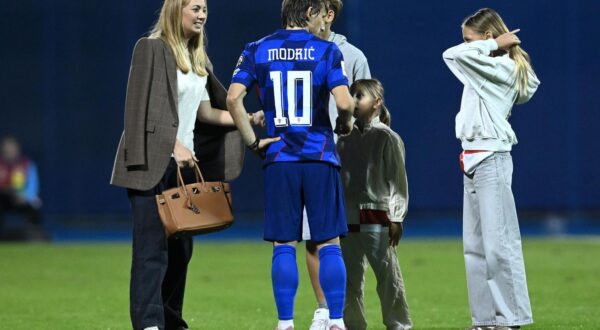 Luka Modrić je nakon utakmice zaigrao nogomet s kćerkama Emom i Sofijom Photo: Marko Lukunic/PIXSELL