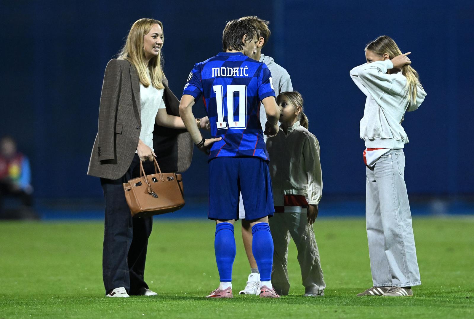 Luka Modrić je nakon utakmice zaigrao nogomet s kćerkama Emom i Sofijom Photo: Marko Lukunic/PIXSELL