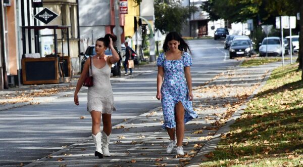 08.10.2023., Slavonski Brod - Suncano i toplo jesenje poslijepodne u sredistu grada. Photo: Ivica Galovic/PIXSELL
