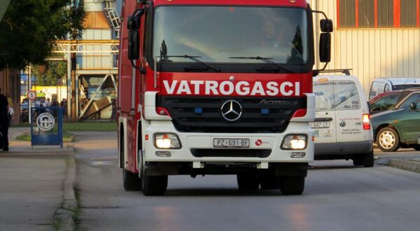 10.07.2013., Pozega - Prilikom eksplozije i pozara u pozeskoj ljevaonici i tvornici peci na kruta goriva Plemen, jedna je osoba smrtno stradala a tri su ozlijedjene. Do eksplozije je doslo na peci za taljenje koja je bila u pogonu. Vatrogasci i hitna pomoc na ulazu u Plamen.rPhoto: Dusan Mirkovic/PIXSELL