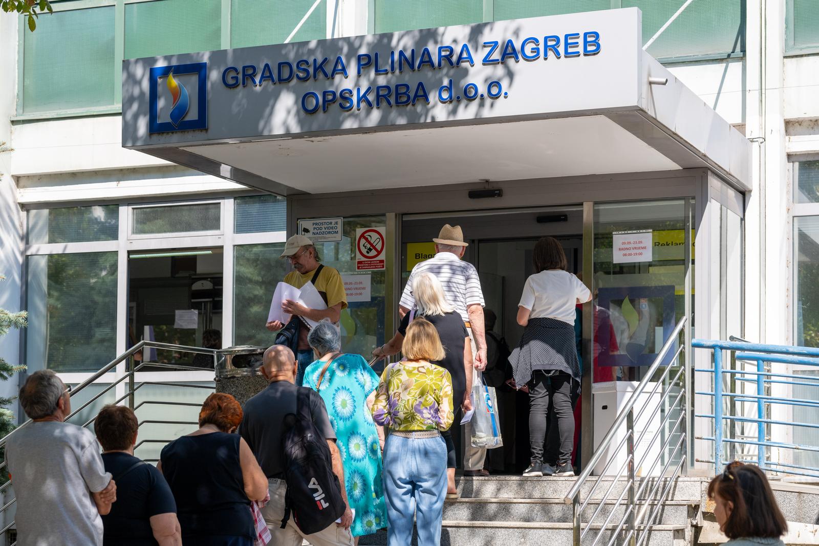 11.09.2024., Zagreb - Ispred Gradske plinare Zagreb - Opskrba (GPZO) nastale su velike guzve gradjana koji zele ostati njihovi korisnici i na vrijeme do roka koji istjece 23. rujna, zatraziti ostanak u GPZO-u te plin placati 10 centi jeftinije po megavatsatu nego Medjimurje-plinu koji je opkrbljivac u javnoj usluzi. Photo: Neva Zganec/PIXSELL
