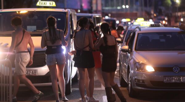 12.07.2025.,Split-Uobicajeno jutro nakon prve veceri Ultre uz gomilu taksista,pokojeg uspavanog partijanera na srecu bez potrebe za intervencijom hitne pomoci, vrijedne radnike Cistoce i nikad mladje posjetitelje festivala. Photo: Ivo Cagalj/PIXSELL