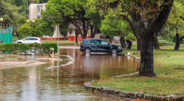 12.09.2024., Umag - 
Nakon jakog juga i kise potopljeni su neki dijelovi Umaga a poslje je jak vijetar izmamio znatizeljne turiste i surfere na more Photo: Srecko Niketic/PIXSELL