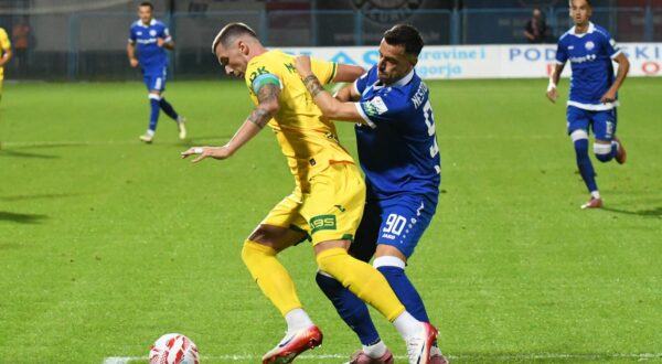 12.09.2025., Gradski stadion Ivan Kusek Apas, Koprivnica - SuperSport HNL, 06. kolo, NK Slaven Belupo - NK Istra 1961. Dario Maresic i Ilija Nestorovski Photo: Damir Spehar/PIXSELL