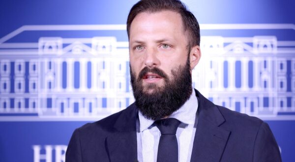 13.06.2025., Zagreb - Na konferenciji za medije odrzanoj u Saboru o temi „Strajk u Fortenovi“ govorili su Sabina Glasovac, Denis Kralj te predsjednik Sindikata PPDIV-a Denis Paradis. Photo: Patrik Macek/PIXSELL