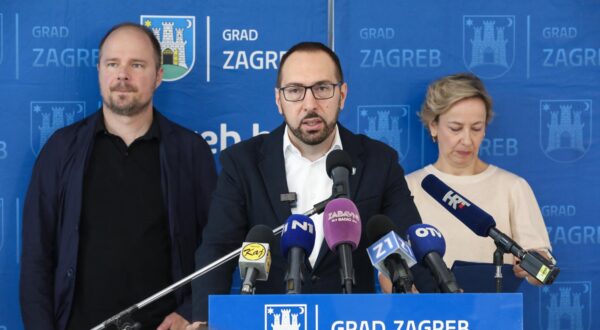 16.09.2025., Zagreb,  gradonacelnik Grada Zagreba Tomislav Tomasevic sa zamjenicima Danijelom Dolenec i Lukom Korlaetom posjetio novoizgradjenu Osnovnu skolu Lucko - Podrucni objekt Jezdovec. Nakon toga, gradonacelnik i njegovi zamjenici odrzali redovnu konferenciju za medije. Photo: Robert Anic/PIXSELL