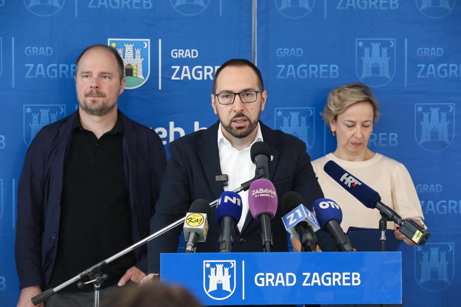 16.09.2025., Zagreb,  gradonacelnik Grada Zagreba Tomislav Tomasevic sa zamjenicima Danijelom Dolenec i Lukom Korlaetom posjetio novoizgradjenu Osnovnu skolu Lucko - Podrucni objekt Jezdovec. Nakon toga, gradonacelnik i njegovi zamjenici odrzali redovnu konferenciju za medije. Photo: Robert Anic/PIXSELL