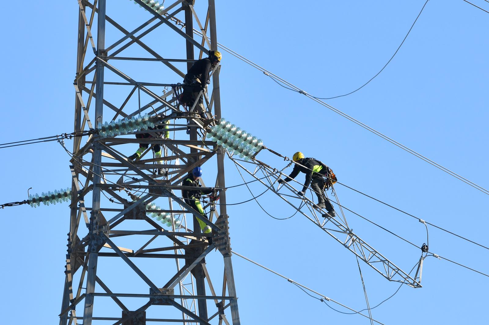 18.01.2025., Sibenik - Radnici rade na odrzavanju dalekovoda. Photo: Hrvoje Jelavic/PIXSELL