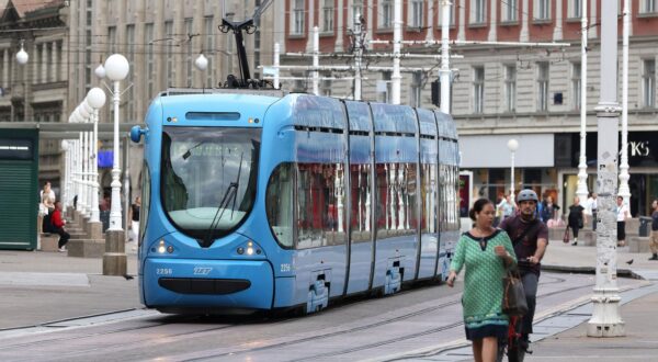 18.08.2025., Zagreb - ZET danas obiljezava 115. godina otkako je prvi elektricni tramvaj poceo voziti ulicama Zagreba. U duhu proslih vremena od poslijepodnevnih sati na voznju ce simbolicno krenuti i linija 21, na svojoj vec uobicajenoj kruznoj trasi legendarni muzejski tramvaj M-24 s prikolicom Kosak, otvorit ce svoja vrata na Ljubljanici od 17 sati.
 Photo: Patrik Macek/PIXSELL