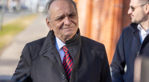 18.12.2023., Osijek - Branimir Glavas sazvao konferenciju za medije ispred zgrade PU osjecko baranjske zupanije prije ulaska na razgovor jer ga Vladimir Seks tereti za kazneno djelo prijetnja ubojstvom. Photo: Davor Javorovic/PIXSELL