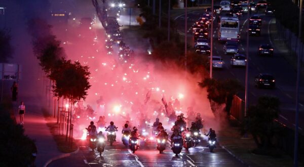 19.09.2025.,Split - Karusel Torcide splitskim ulicama uoci sutrasnjeg derbija Hajduka i Dinama. Photo: Ivo Cagalj/PIXSELL