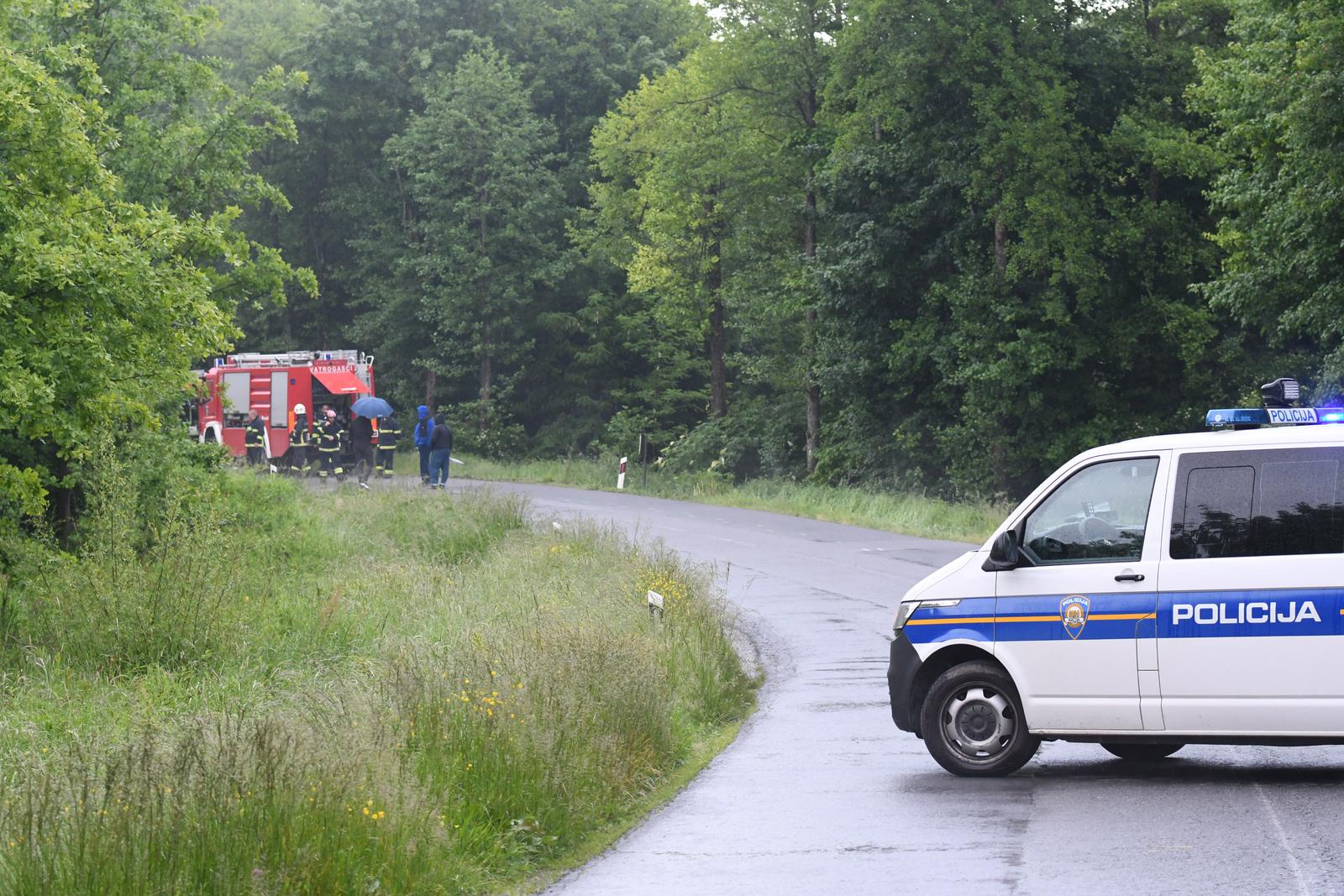 20.05.2025., Kravljak -   U popodnevnim satima na nenaseljenom dijelu ceste u mjestu Kravljak, Opcina Djulovac, doslo je do prevrtanja teretnog vozila (cisterna) na bok. U vozilu se nalazi 9.000 litara dizel goriva, a koje za sada ne istjece iz cisterne i vozila. U prometnoj nesreci nema ozlijedjenih osoba. Posto je teretno vozilo prilikom prevrtanja ostalo na oba kolnicka traka drzavne ceste (DC-80) ista je zatvorena za sav promet do daljnjeg, te se promet odvija obilazno; Djulovac- Gornje Cjepidlake-Jasenas-Virovitica i obrnuto. Zbog velike opasnosti od ekoloskog incidenta strogo je bilo zabranjeno priblizavanje cisterni, a zbog slozenosti situacije promet ce biti zatvoren do kasno u noci. Detalji ce biti poznati nakon policijskog ocevida Photo: Damir Spehar/PIXSELL