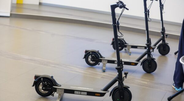 21.08.2025., Zagreb - U organizaciji Hrvatskog autokluba odrzalo se predstavljanje novog preventivno-edukativnog programa Hrvatskog autokluba o koristenju e-romobila, na kojem su sudjelovali Predsjednik Hrvatskog autokluba Ivo Bikic, pomocnik glavnog tajnika Hrvatskog autokluba dr.sc. Sinan Alispahic i predstavnik MUP-a Nikola Milas. Photo: Igor Kralj/PIXSELL