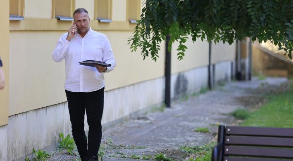 22.09.2025., Osijek - Potpredsjednik Vlade i ministar poljoprivrede, sumarstva i ribarstva David Vlajcic na konferenciji za medije nakon sastanka Nacionalnog kriznog stozera za kontrolu i suzbijanje africke svinjske kuge na podrucju Republike Hrvatske, na temu epidemioloske situacije zbog africke svinjske kuge na objektima na podrucju Osjecko–baranjske i Vukovarsko-srijemske zupanije. Photo: Davor Javorovic/PIXSELL