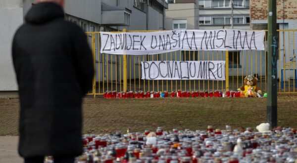 22.12.2024. Zagreb - Osnovnu skolu Precko i danas obilaze gradjani i ostavljaju lampase, poruke i medvjedice smrtno stradalom uceniku u OS Precko Photo: Igor Kralj/PIXSELL
