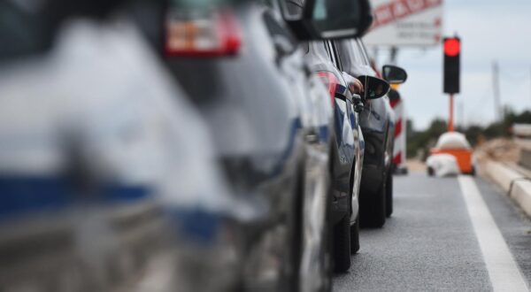 24.02.2024., Sibenik - Semafori reguliraju promet na Sibenskom mostu zbog radova na Jadranskoj magistra kod skretanja za Zaton i Raslinu. Photo: Hrvoje Jelavic/PIXSELL