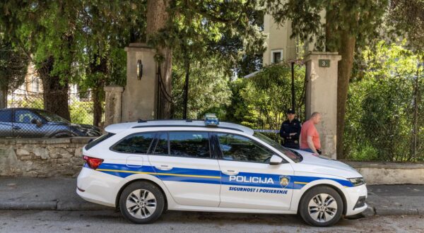 24.04.2025., Pula -
Policija je danas oko 8.30 sati u Negrijevoj ulici u Puli postupala po nalogu za dovodjenje Zupanijskog suda u Puli prilikom kojeg je muskarcu pozlilo te je pozvana hitna pomoc no muskarc je unatoc reanimaciji preminuo.
Policiski uvidjaj u trek. Photo: Srecko Niketic/PIXSELL