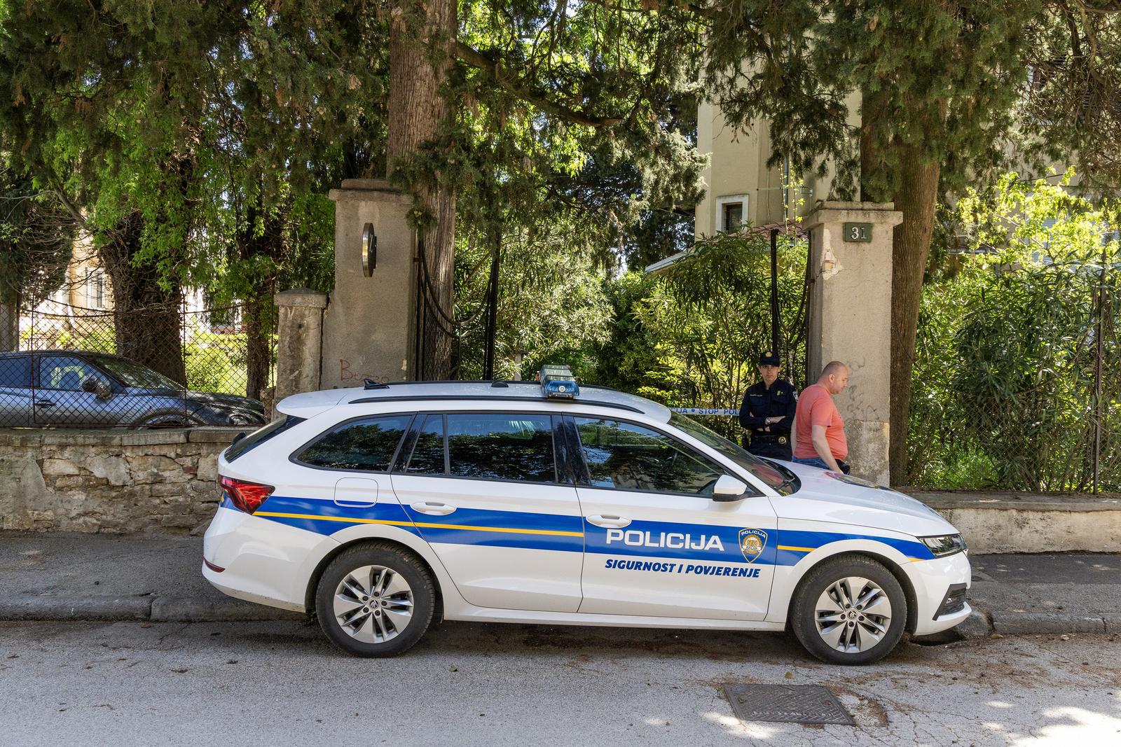24.04.2025., Pula -
Policija je danas oko 8.30 sati u Negrijevoj ulici u Puli postupala po nalogu za dovodjenje Zupanijskog suda u Puli prilikom kojeg je muskarcu pozlilo te je pozvana hitna pomoc no muskarc je unatoc reanimaciji preminuo.
Policiski uvidjaj u trek. Photo: Srecko Niketic/PIXSELL