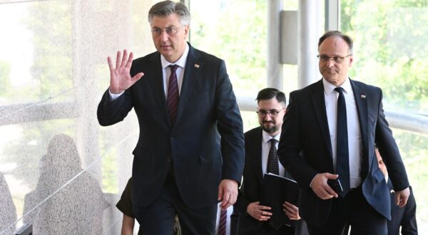 24.05.2024., Zagreb - Predsjednik Vlade RH Andrej Plenkovic i predstojnik Ureda predsjednika Vlade Zvonimir Frka Petesic dolaze u Nacionalnu i sveucilisnu knjiznicu na sjednicu Vlade Republike Hrvatske.  Photo: Davorin Visnjic/PIXSELL