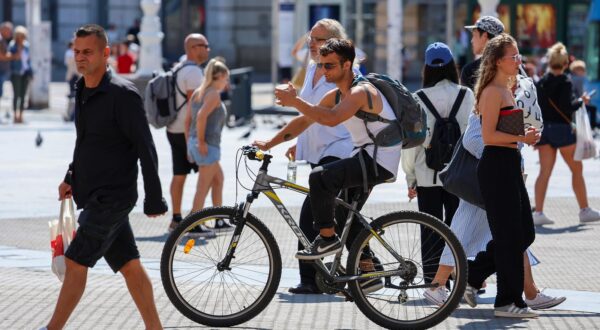 24.08.2025., Zagreb - Trg bana Josipa Jelacica. Gradska svakodnevica u sredistu grada. Suncanom i toplom prijepodnevu na glavnom gradskom trgu nisu odoljeli mnogi koji su prosetali ili odmorili na obliznjim klupama te uzivali u gradkim ljepotama. Photo: Sanjin Strukic/PIXSELL