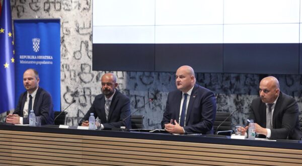 26.09.2025., Zagreb - Svecano potpisan ugovor, Ministarstvo gospodarstva donijelo je Odluku o financiranju - vise od 21 milijun eura za punionicu elektricnih autobusa ZET-a. Ugovor su, uz ministra gospodarstva Antu Susnjara, potpisali predsjednik Uprave Zagrebacki elektricni tramvaj d.o.o. g. Marko Bogdanovic te direktor Fonda za zastitu okolisa i energetsku ucinkovitost g. Luka Balen. Photo: Robert Anic/PIXSELL