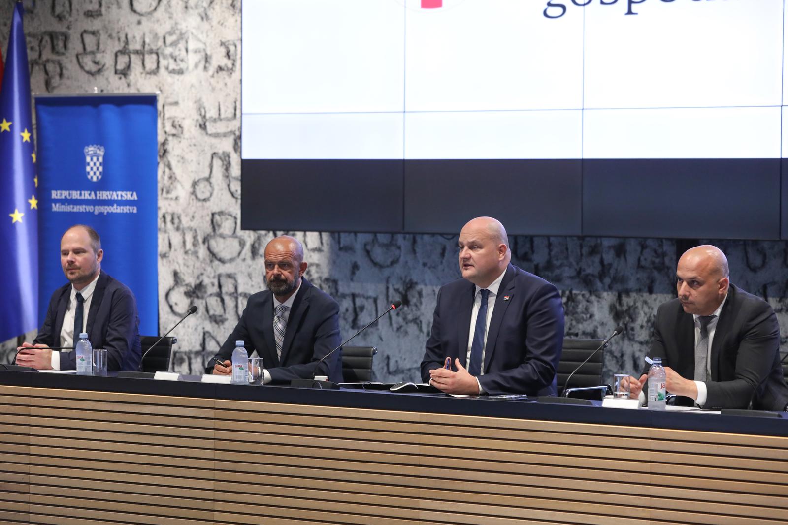 26.09.2025., Zagreb - Svecano potpisan ugovor, Ministarstvo gospodarstva donijelo je Odluku o financiranju - vise od 21 milijun eura za punionicu elektricnih autobusa ZET-a. Ugovor su, uz ministra gospodarstva Antu Susnjara, potpisali predsjednik Uprave Zagrebacki elektricni tramvaj d.o.o. g. Marko Bogdanovic te direktor Fonda za zastitu okolisa i energetsku ucinkovitost g. Luka Balen. Photo: Robert Anic/PIXSELL