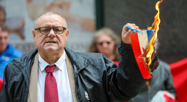 27.09.2025., Zagreb - Iblerov trg. Prosvjed ispred SDP -a u Zagrebu zbog pokusaja zabrane pozdrava: " Za dom spremni"!  Drazen Keleminec obratio se medijima te na kraju zapalio zastavicu bivse drzave Jugoslavije. Photo: Sanjin Strukic/PIXSELL