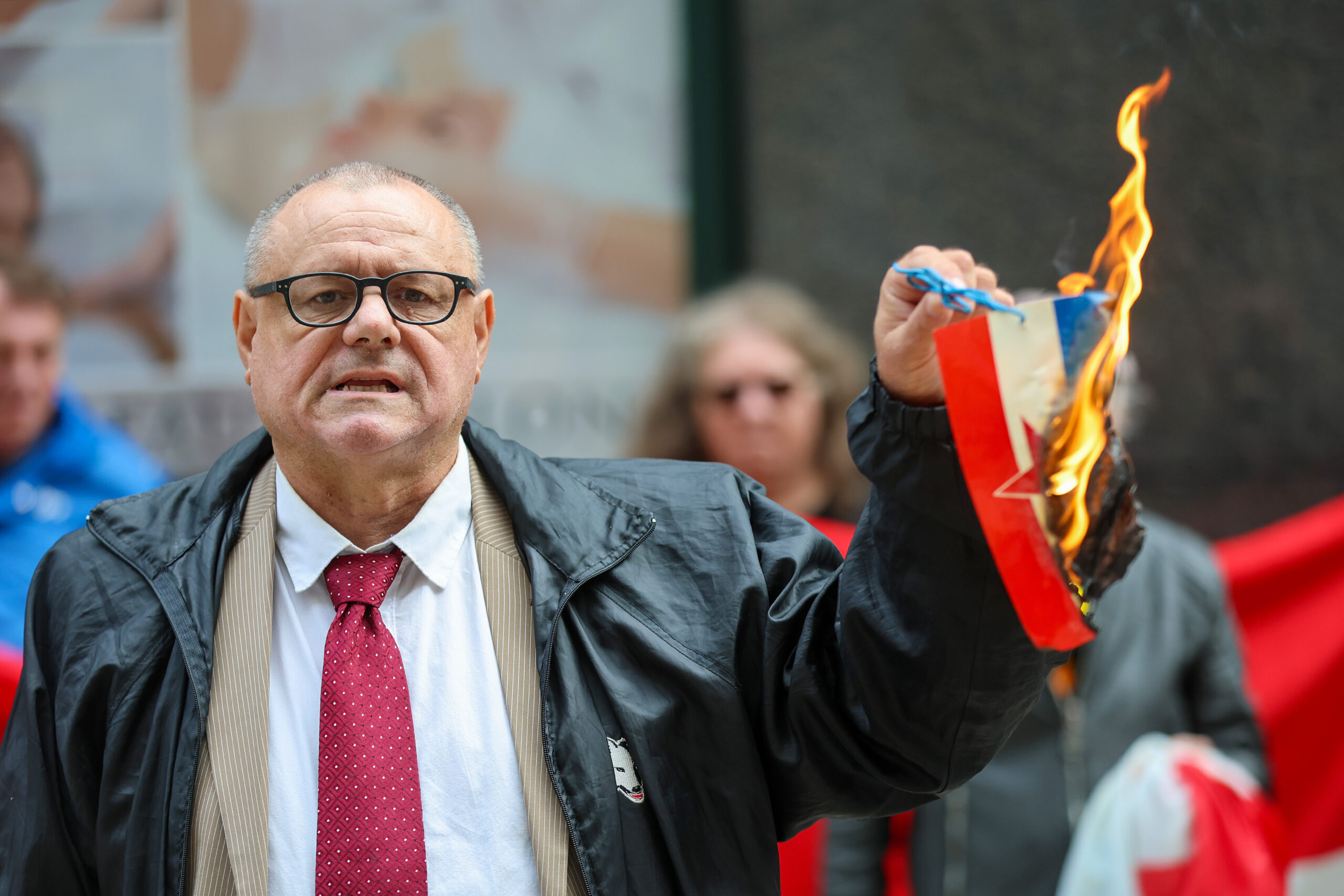 27.09.2025., Zagreb - Iblerov trg. Prosvjed ispred SDP -a u Zagrebu zbog pokusaja zabrane pozdrava: " Za dom spremni"!  Drazen Keleminec obratio se medijima te na kraju zapalio zastavicu bivse drzave Jugoslavije. Photo: Sanjin Strukic/PIXSELL