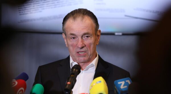 27.12.2024., Zagreb - U Bar Plazi u Ulici Antuna Nemcica odrzana je konferencija za medije Nikice Jelavica oko susreta na kavi s pjevacem Milom Kekinom. poduzetnik Nikica Jelavic Photo: Robert Anic/PIXSELL