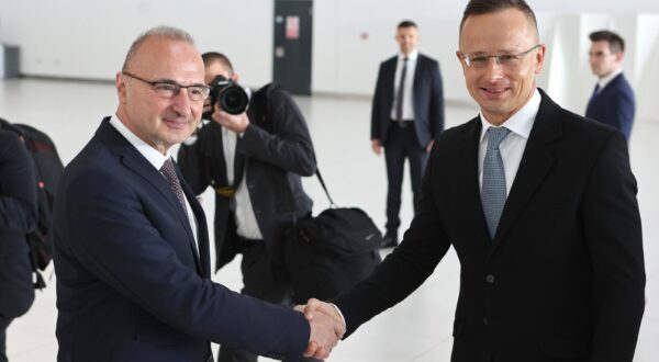 28.04.2022., Zagreb - U VIP salonu Medjunarodne zracne luke Franjo Tudjman, ministar vanjskih i europskih poslova Gordan Grlic Radman susreo se s ministrom vanjskih poslova Madjarske Péterom Szijjártóm. Photo: Marko Prpic/PIXSELL