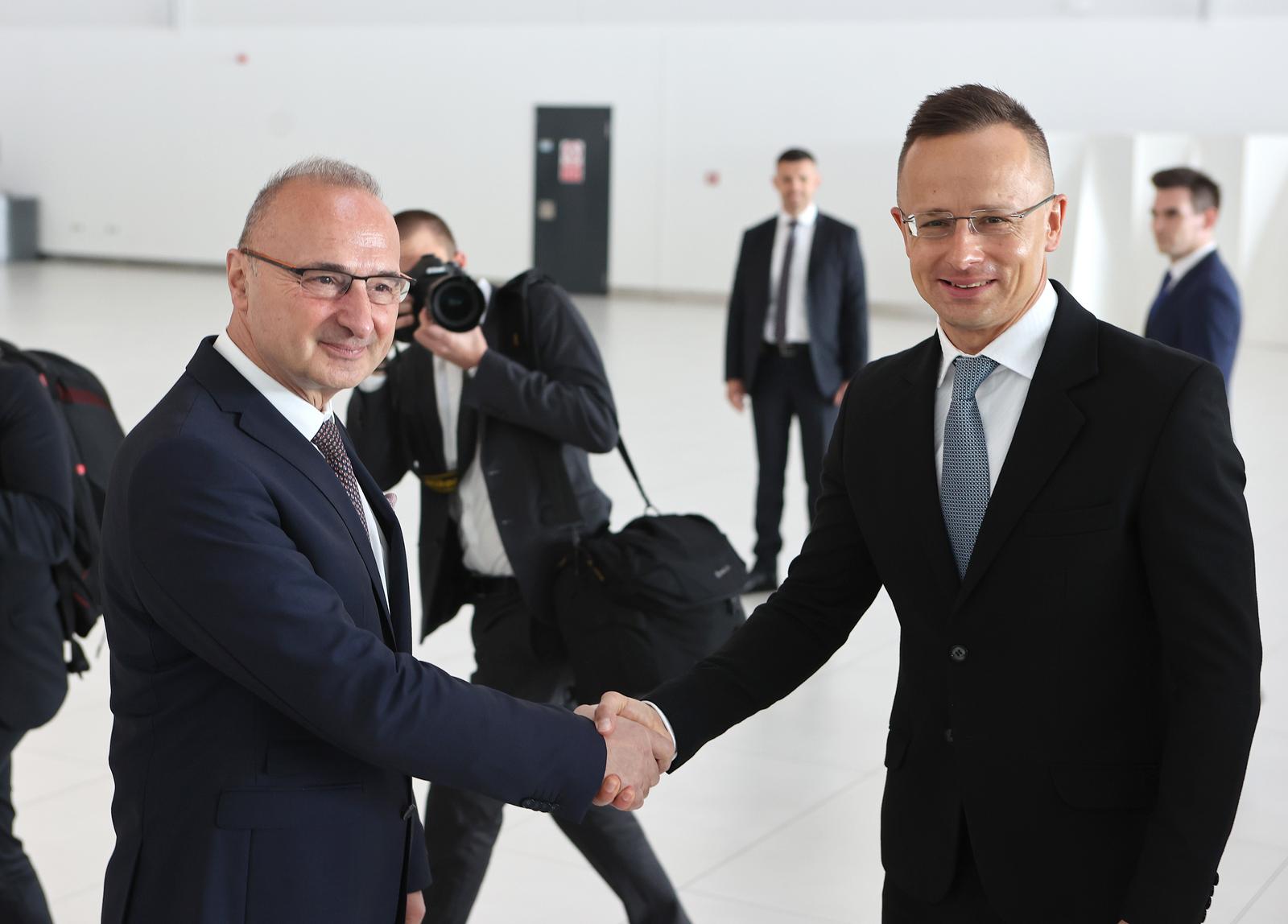 28.04.2022., Zagreb - U VIP salonu Medjunarodne zracne luke Franjo Tudjman, ministar vanjskih i europskih poslova Gordan Grlic Radman susreo se s ministrom vanjskih poslova Madjarske Péterom Szijjártóm. Photo: Marko Prpic/PIXSELL