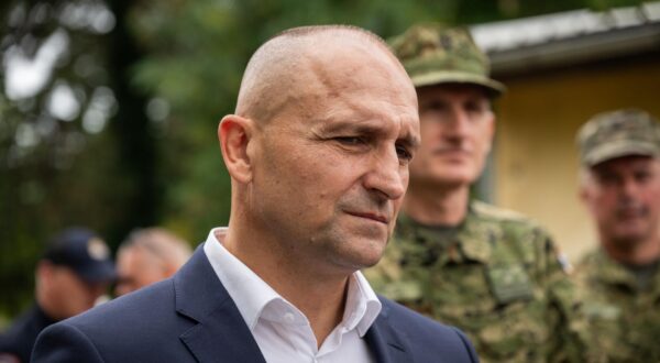 28.07.2025., Velika Gorica - Potpredsjednik Vlade Republike Hrvatske i ministar obrane Ivan Anusic zajedno s nacelnikom Glavnog stozera Oruzanih snaga RH general-pukovnikom Tihomirom Kundidom obisao je pripadnike pjesackih postroja Hrvatske vojske koji se pripremaju za nadolazeci mimohod u vojarni Pukovnik Marko Zivkovic na Plesu. Photo: Neva Zganec/PIXSELL