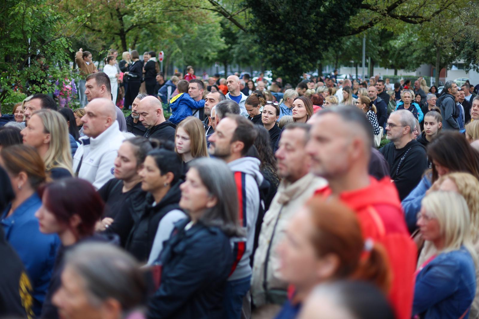 28.09.2025., Zagreb - OS Retkovec. U organizaciji roditelja u Retkovcu i okolnim naseljima zagrebacke Dubrave odrzan je prosvjed protiv nasilja u zagrebackoj Dubravi,  nakon sto je prije dva tjedna skupina maloljetnika napala djecake koji su se druzili na skolskom igralistu OS Antuna Mihanovica. Photo: Sanjin Strukic/PIXSELL