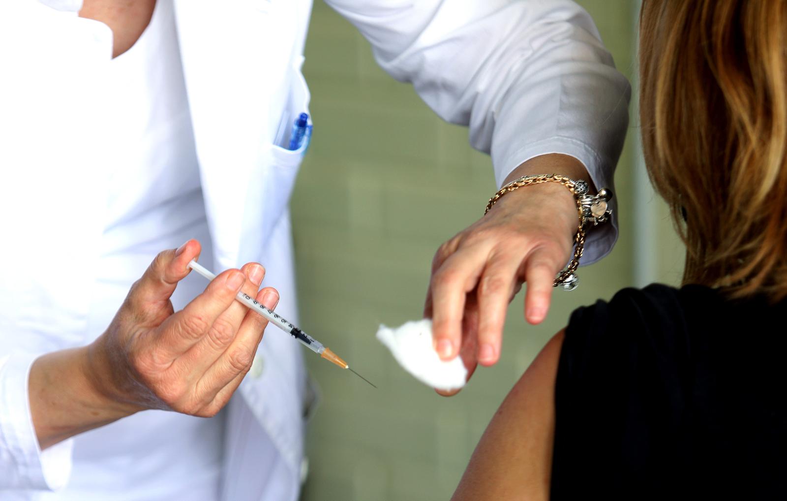 29.04.2021., Sibenik - Ispred OHBP-a sibenske bolnice organiziran je punkt za cijepljenje prosvjetnih djelatnika. Planirano je cijepljenje oko 200 prosvjetnih djelatnika iz svih srednjih skola na podrucju Sibenika.rPhoto: Dusko Jaramaz/PIXSELL