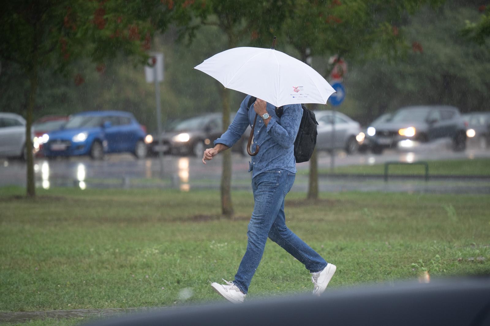 29.08.2025., Zagreb - Najavljena promjena vremena stigla je na zagrebacke ulice.
 Photo: Davor Puklavec/PIXSELL