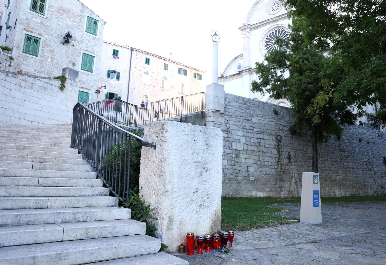 29.09.2025., Sibenik --Nakon subotnje velike tragedije jutros su osvanuli upaljeni lampioni.Sibenik je u tuzi i zalosti,sibencani suosjecaju zbog tragedije koja se dogodila.  Photo: Dusko Jaramaz/PIXSELL