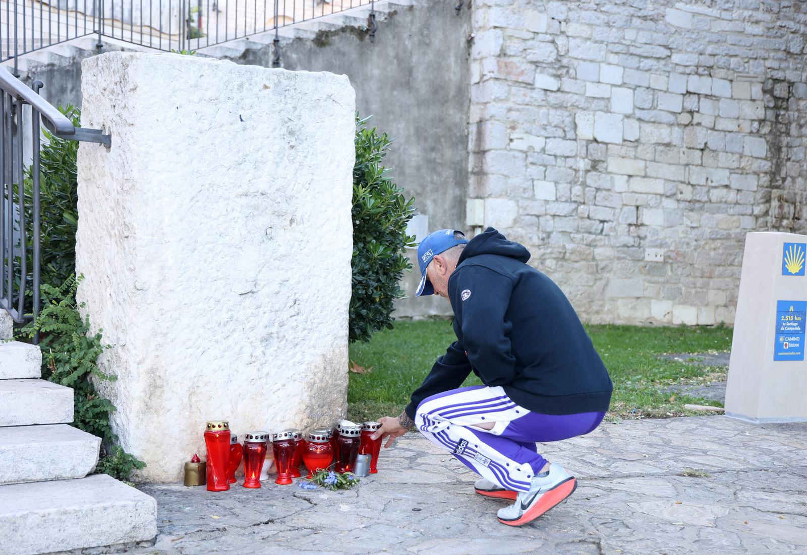 29.09.2025., Sibenik --Nakon subotnje velike tragedije jutros su osvanuli upaljeni lampioni.Sibenik je u tuzi i zalosti,sibencani suosjecaju zbog tragedije koja se dogodila.  Photo: Dusko Jaramaz/PIXSELL