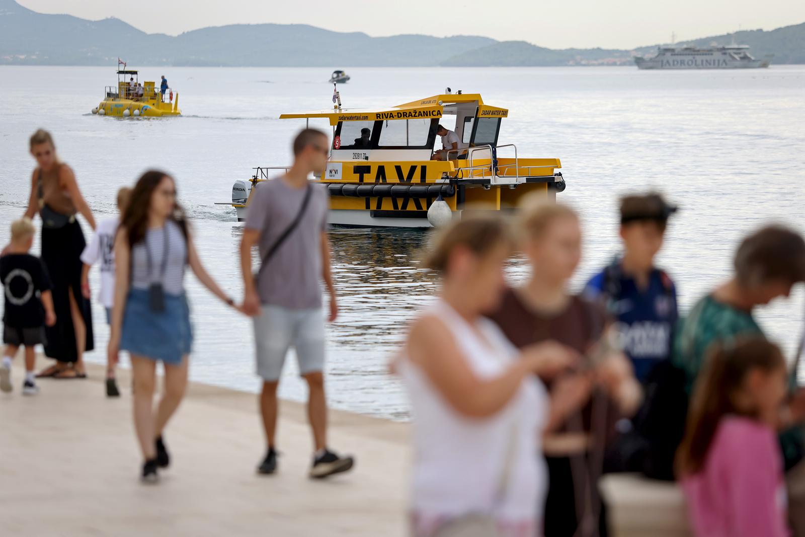 30.08.2025., Zadar - Subotnje prijepodne mnogi turisti su proveli u razgledavanju grada unatoc oblacnom i tmurnom vremenu Photo: Sime Zelic/PIXSELL